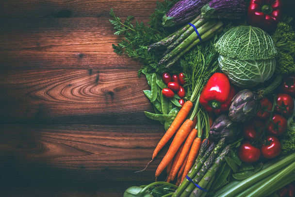 Ассортимент свежих фруктов и овощей на темном деревянном фоне с копировальным пространством
  - Фото, изображение