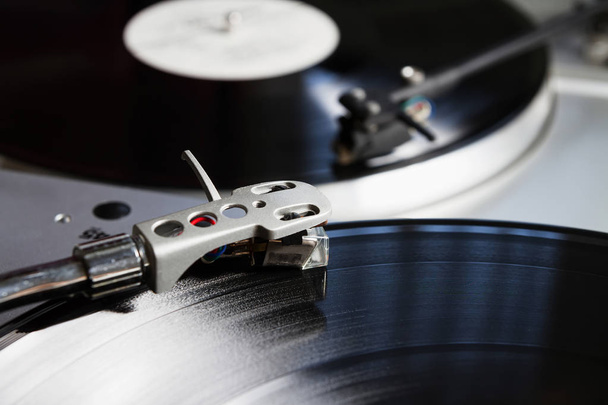 Turntable player with musical vinyl record. Useful for DJ, nightclub and retro theme. - Foto, afbeelding