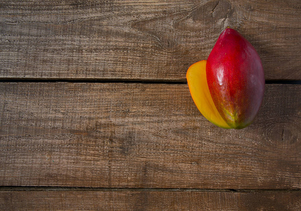 Mango meyve ahşap yüzey üzerinde - Fotoğraf, Görsel