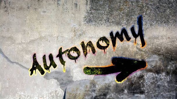 Graffiti mit dem Wort Autonomie - Foto, Bild