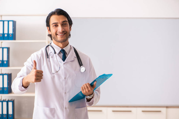 Junger Arzt vor Whiteboard  - Foto, Bild