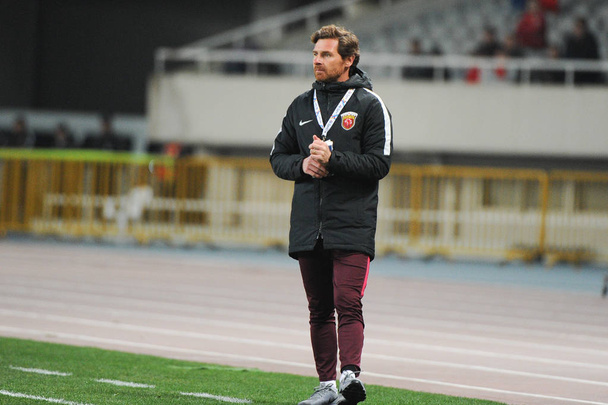 Head coach Andre Villas-Boas of China's Shanghai SIPG watches his player competing against Australia's Western Sydney Wanderers FC in a Group G match during the 2017 AFC Champions League in Shanghai, China, 28 February 2017 - Valokuva, kuva