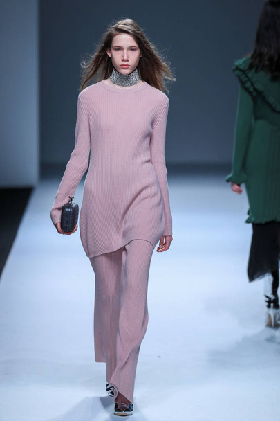 Model wyświetla nowe stworzenie na pokaz mody z Anirac podczas Shanghai moda tydzień jesień/zima 2017 w Szanghaju, 10 kwietnia 2017 r.. - Zdjęcie, obraz