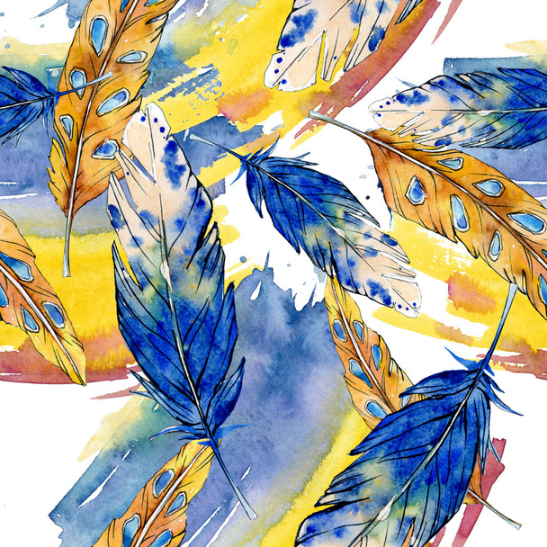 Watercolor bird feather from wing isolated. Seamless background pattern. - Foto, imagen