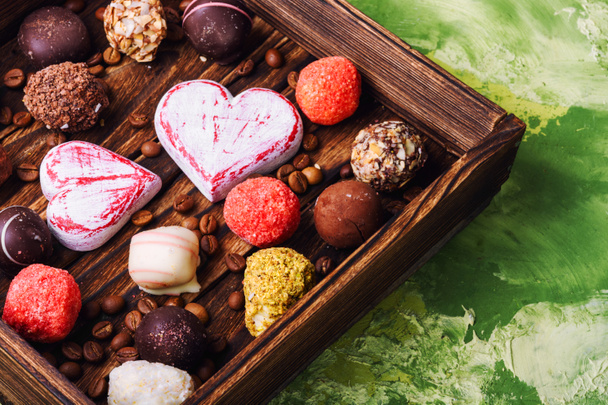 День Святого Валентина фону з цукерок і серця. Елітний шоколад на день Святого Валентина - Фото, зображення
