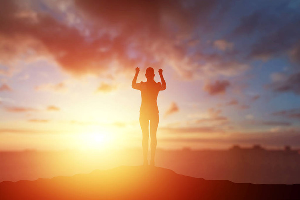 Creatieve achtergrond, business silhouet, zakelijke meisje op de achtergrond van een prachtige, gouden zonsondergang. Het concept van inspiratie, enthousiasme, start-up, feminisme Symfonie. - Foto, afbeelding