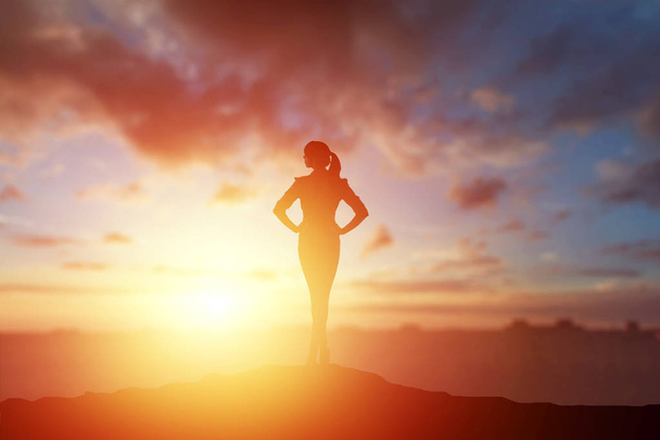 Creatieve achtergrond, business silhouet, zakelijke meisje op de achtergrond van een prachtige, gouden zonsondergang. Het concept van inspiratie, enthousiasme, start-up, feminisme Symfonie. - Foto, afbeelding