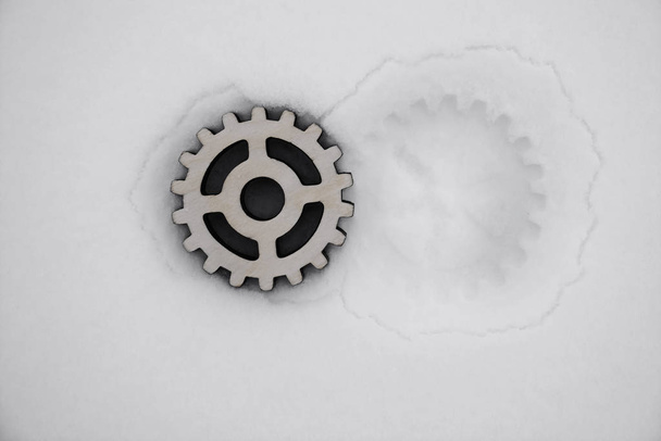 houten gear op sneeuw achtergrond - Foto, afbeelding