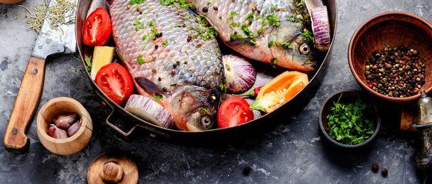 Φρέσκος κυπρίνος ψαριού με συστατικά για μαγείρεμα σε τηγάνι. Διαιτητικά τρόφιμα - Φωτογραφία, εικόνα