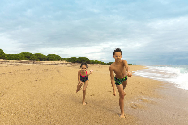 Bambini che giocano sulla spiaggia. Infanzia attiva e sana. Infanzia distratta
. - Foto, immagini