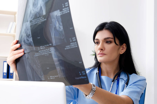 Vrouwelijke arts radioloog werken in de kliniek  - Foto, afbeelding