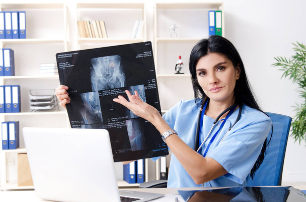 Female doctor radiologist working in the clinic  - Foto, Bild
