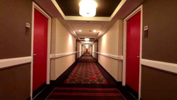 POV chodzenia w długi korytarz - Materiał filmowy, wideo