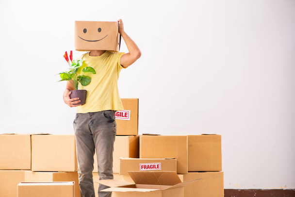 Счастливый человек с коробкой вместо головы  - Фото, изображение