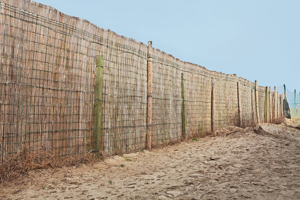 паркан тростини на пляжі - прогулянка з бар'єром на піску
 - Фото, зображення