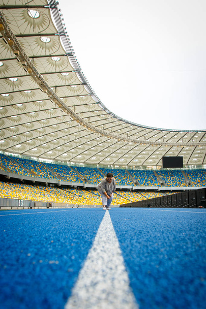 zomer, meisje in het stadion, loopt en springt - Foto, afbeelding
