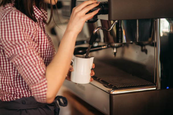 バリスタ カフェでコーヒー マシンを使用して - 写真・画像