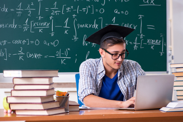 Молодий студент вивчає математику в школі
 - Фото, зображення