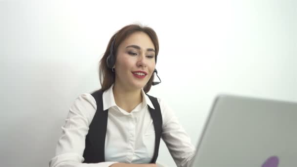 4K. Asian woman operator in customer support service center answer call. Dolly shot - Кадри, відео