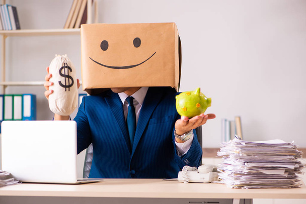 Šťastný muž zaměstnanec s krabicí místo hlavy - Fotografie, Obrázek
