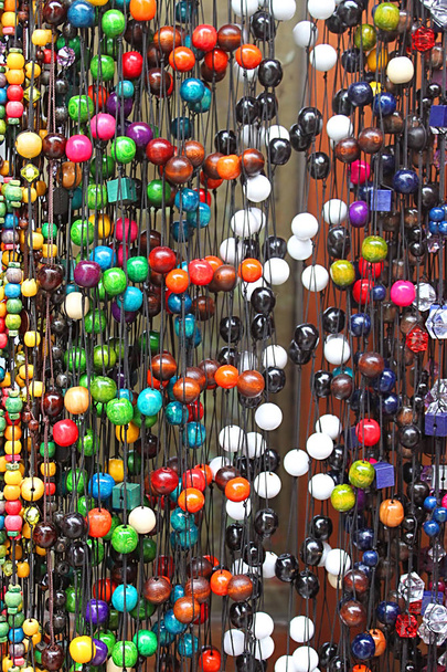 Κρεμώντας πολύχρωμες χάντρες και περιδέραια που πωλούνται από πλανόδιος πωλητής σε Ζακοπάνε, Πολωνία - Φωτογραφία, εικόνα