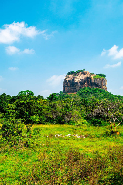 Sigiriya rock o Lion rock, Sri Lanka - antigua fortaleza, Patrimonio de la Humanidad por la UNESCO, destino turístico
 - Foto, imagen
