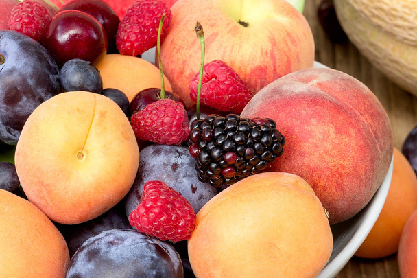 Vers biologisch fruit op gezonde voeding - eten, fruit closeup - Foto, afbeelding