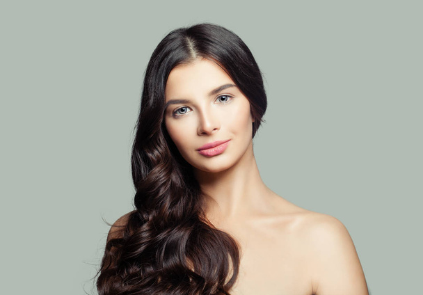 Mujer modelo joven con cabello ondulado y retrato de piel saludable
 - Foto, imagen