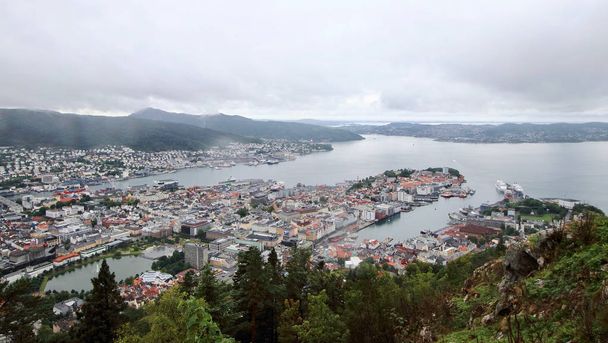 Luchtfoto van Bergen stad vanaf Mount Floyen, de meest bekende van de zeven heuvels rond deze Noorse stad.  - Foto, afbeelding
