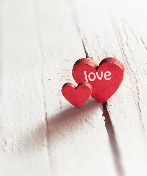 A fából készült háttér piros szív. Valentin-nap. - Fotó, kép