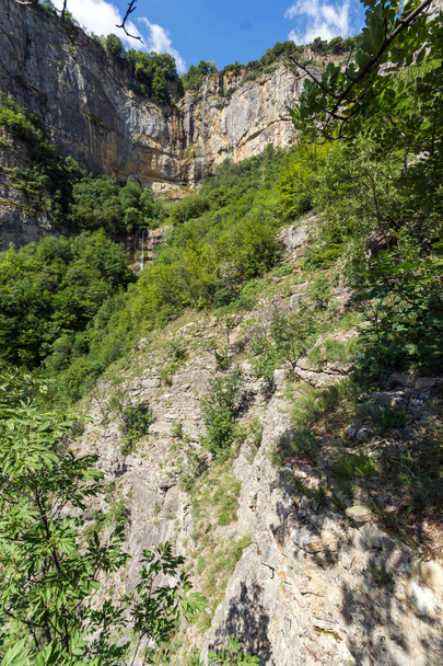 Paisagem com Cachoeira Skaklya perto de aldeias de Zasele e Bov na trilha de Vazov, Montanhas Balcânicas, Bulgária
 - Foto, Imagem