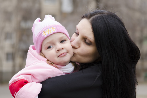 maminka políbila holčička ve svých rukou - Fotografie, Obrázek