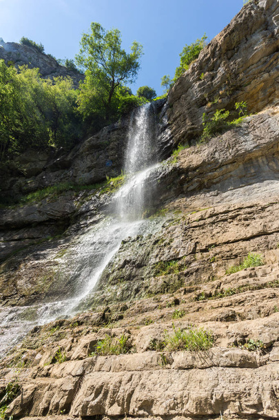 Landschaft mit Wasserfall skaklya in der Nähe von Dörfern zasele und bov am vazov trail, Balkan-Gebirge, Bulgarien - Foto, Bild