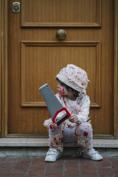 Μικρό αγόρι ντυμένο με μούμια στο δρόμο - Φωτογραφία, εικόνα