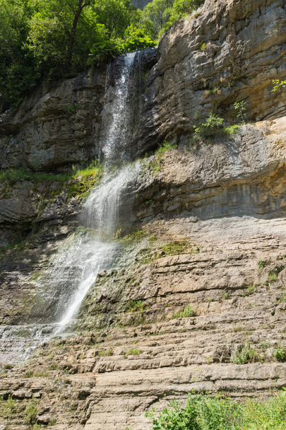 Пейзаж з водоспадом Skaklya біля сіл Zasele і Bov в Вазова trail, Балканських гір, Болгарія - Фото, зображення