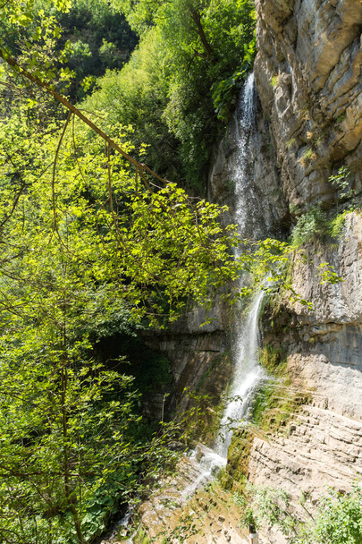 Krajobraz z wodospad Skaklya w pobliżu miejscowości Zasele i Bov o Vazov szlak, Stara Płanina, Bułgaria - Zdjęcie, obraz