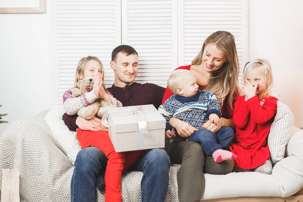 Happy Christmas Family with Kids opening Gift - Valokuva, kuva