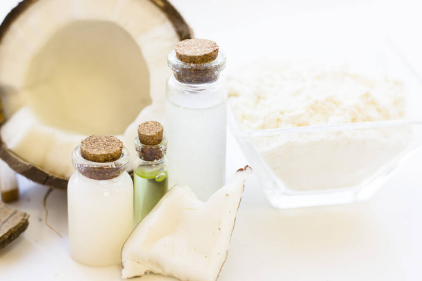 Natuurlijke kruiden huid verzorgingsproducten, bovenaanzicht ingrediënten Cocosnoot, essentie olieverf op tafelconcept van de beste alle natuurlijke gezicht moisturizer. Gezichtsbehandeling voorbereiding achtergrond - Foto, afbeelding