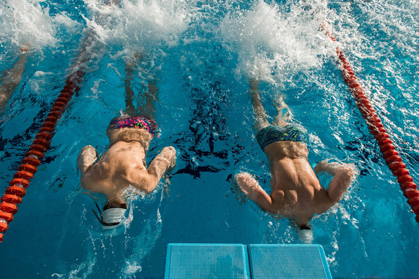 Dva plavci provádějící obrat ve fondu - Fotografie, Obrázek