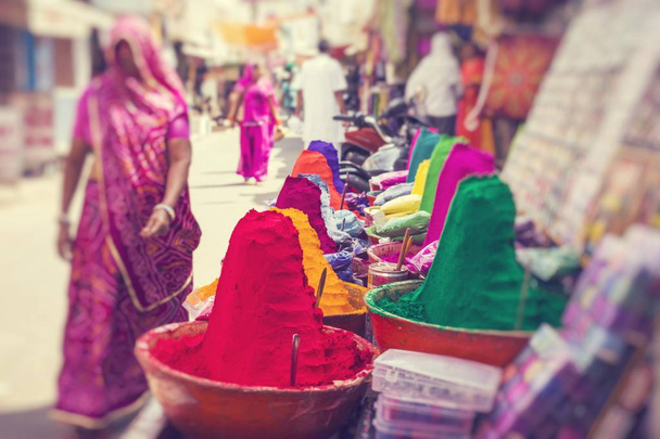 Családi házak és villák-nak Eladó-az ünnepi alkalomból az indiai Holi színes por. Szelektív összpontosít. - Fotó, kép