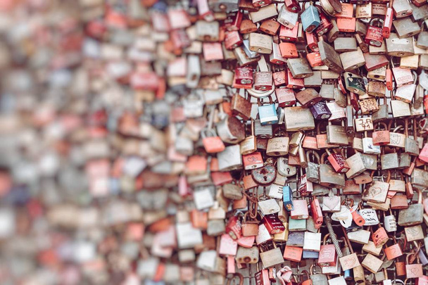 Migliaia di serrature d'amore che adorano il ponte Hohenzollern per simboleggiare il loro amore.Focus selettivo
. - Foto, immagini