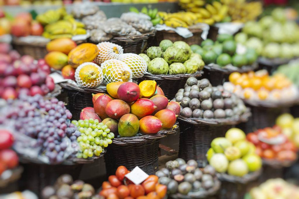 Marktkraam met tropische vruchten en groenten. Selectieve aandacht. - Foto, afbeelding