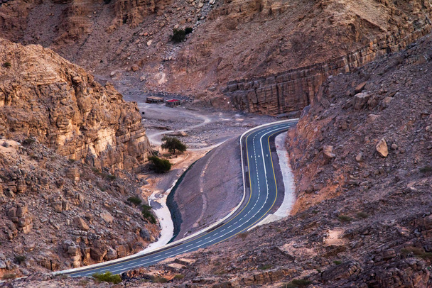 Jebal Jais route sinueuse de montagne du désert aux Emirats Arabes Unis
 - Photo, image