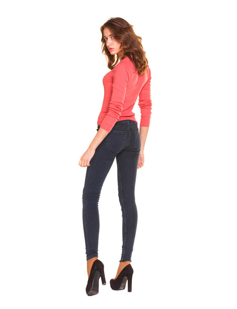 Modello di moda a corpo intero. Calma donna bruna in jeans blu e maglione rosso, isolato su sfondo bianco
 - Foto, immagini