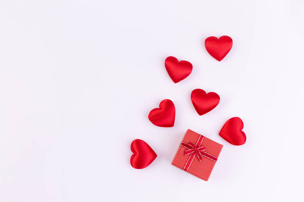 corazones rojos con caja de regalo, fondo de día de San Valentín
 - Foto, Imagen