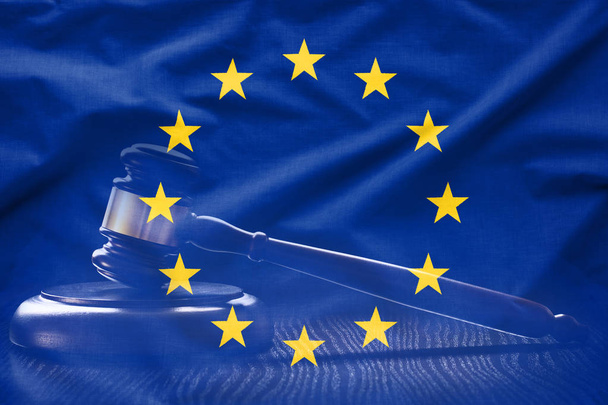 Vlnité hedvábné vlajka Evropské unie s kladívkem soudu nebo kladivo na aukci v pozadí. Koncepce EU úsudek v plnoformátový - Fotografie, Obrázek