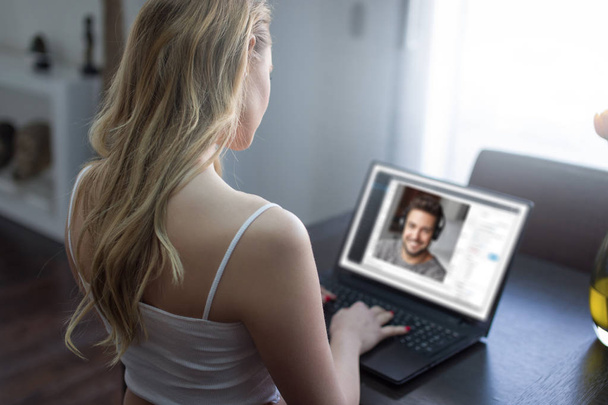 Mujer rubia joven citas en línea con el hombre guapo, citas virtuales
 - Foto, imagen