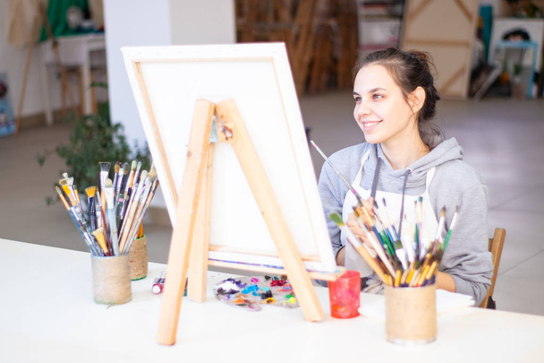 Kız sanatçı boya tuval üzerine resim - Fotoğraf, Görsel