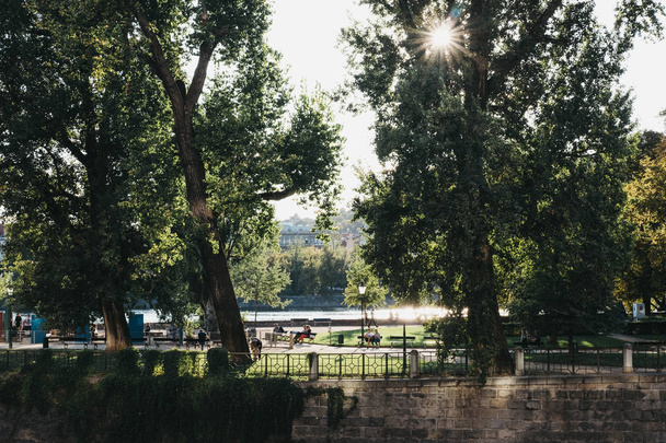 Praga, Republika Czeska - 23 Sierpień 2018: ludzi, relaks w parku na wyspie słowiańskiej, znajduje się na rzece Wełtawie w Pradze, najdłuższa rzeka w Republice Czeskiej. - Zdjęcie, obraz
