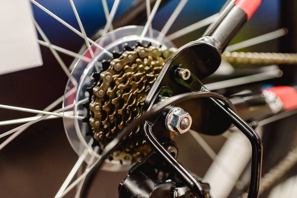 egy mountain bike, hogy változtatni fogaskerekek a hátsó kerék kazetta. - Fotó, kép